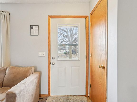 5th image of 410 Gloria Ave