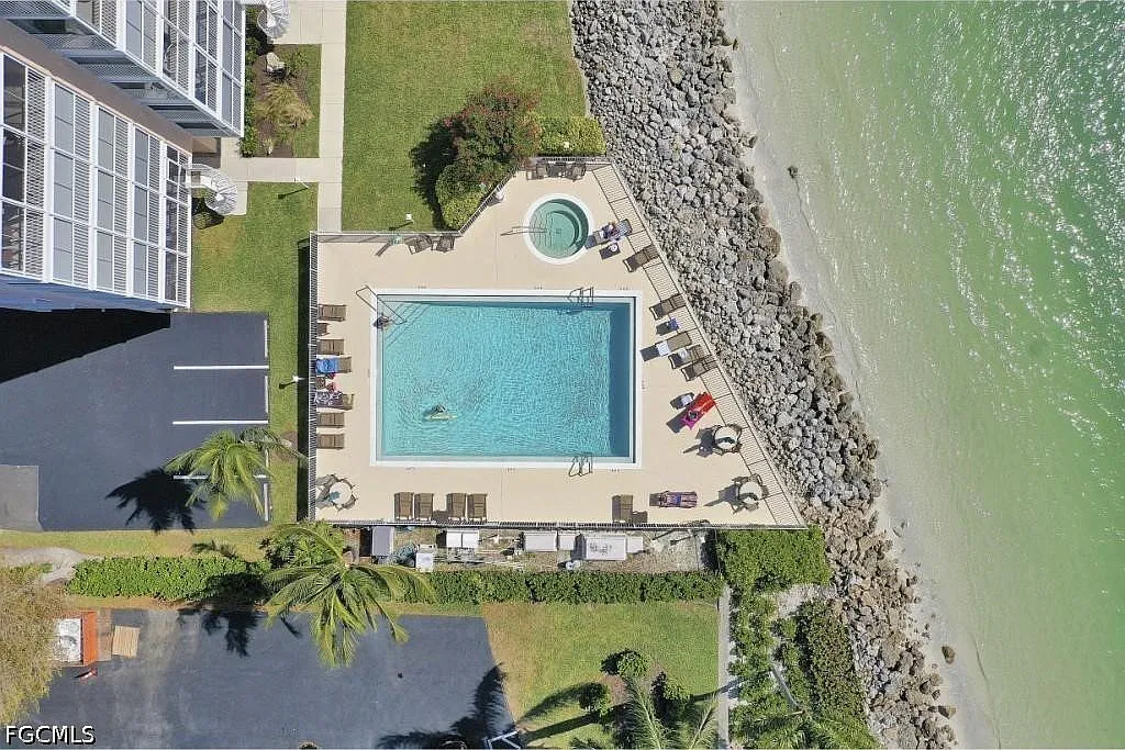 2 bed, 2.0 bath, 1358 sqft, $8,800 — Photo 3