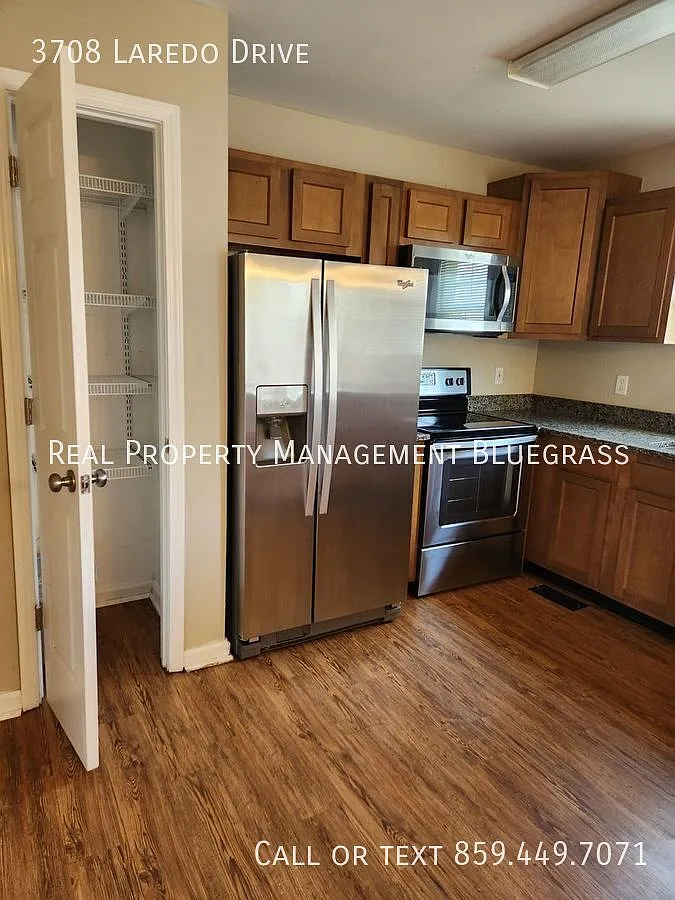 Spacious 3 bedroom 2.5 Bath Townhouse with Tons of Storage — Photo 3