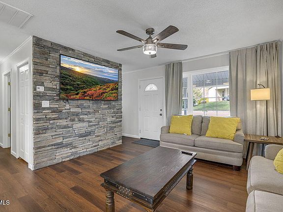 4th image of 520 Hospital Hill Ln