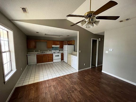 4th image of 2218 Clark St #C