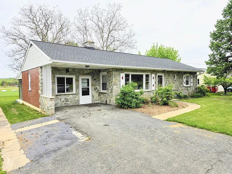 2402 New Holland Pike — Photo 2