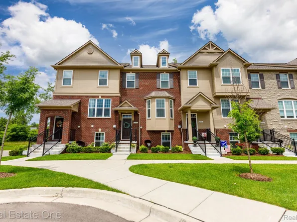 2785 Hartwick Dr, Rochester, MI 48307