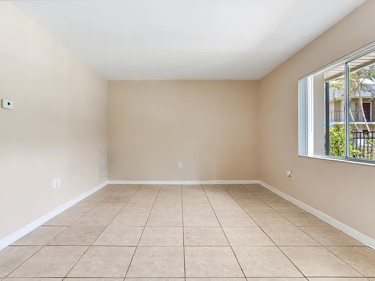 Chateau Apartments — Photo 38