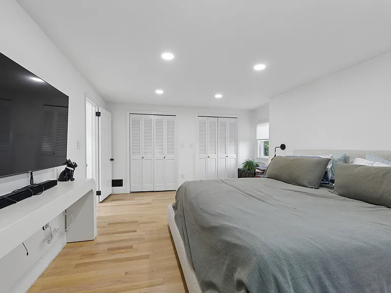 4 Lois Ave — Photo 18