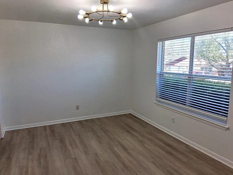 Formal Dining/Flex Room