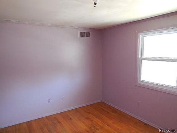 4th image of 18467 Northlawn St