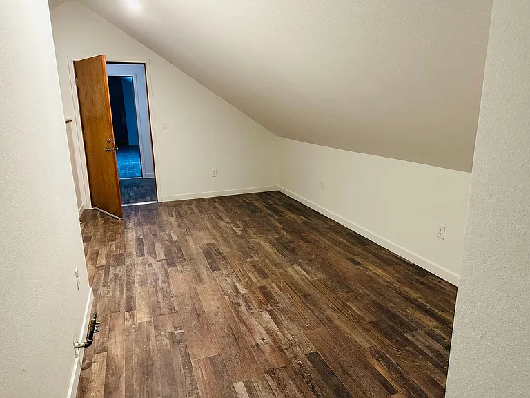 921 E 4th St #16 — Photo 9