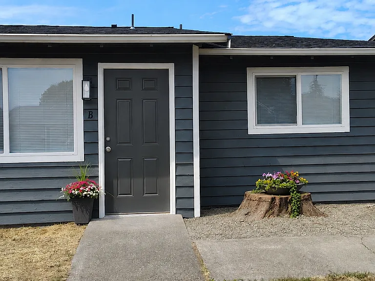 409 23RD ST SE — Photo 1