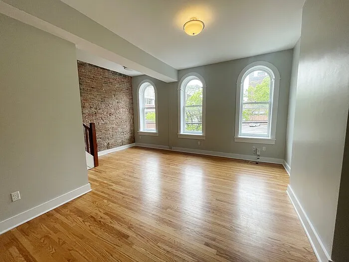 18 E 5th St
