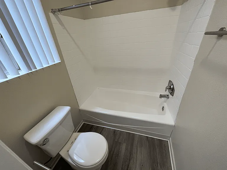 685 Kelton Ave — Photo 12