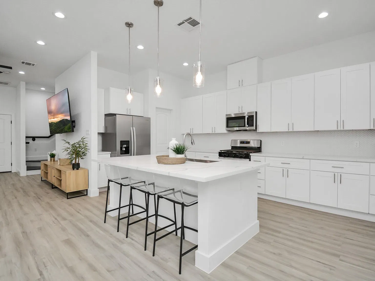 3 bed, 3.5 bath, 3868 sqft, $2,600 — Photo 3