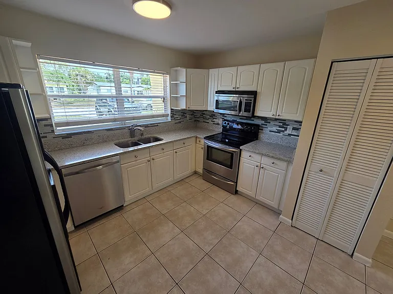 2910 W Pearl Ave — Photo 5