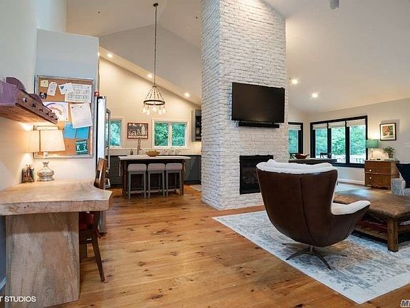 3rd image of 4 Oakcrest Ln