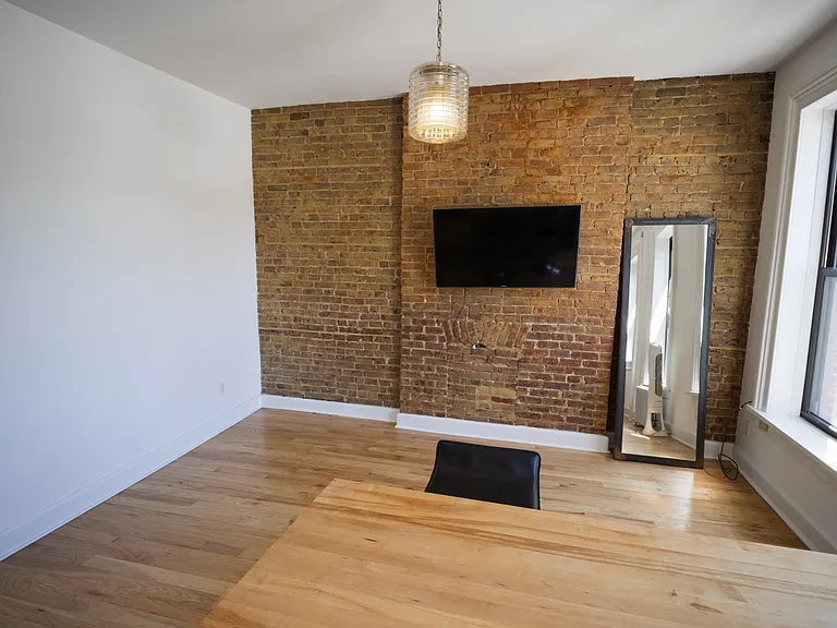 154 Noble St #3 — Photo 3