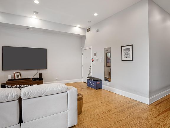 3rd image of 1472 N Milwaukee Ave APT 3