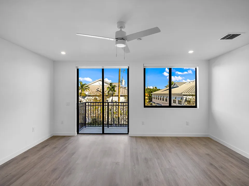20 NE 19th Ave #204