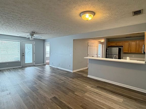 4th image of 1114 S College St #1201