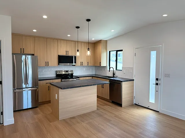105 E El Portal #H — Photo 2