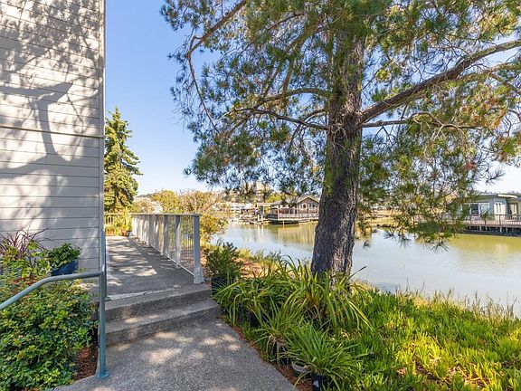 3rd image of 100 Larkspur Plaza Drive
