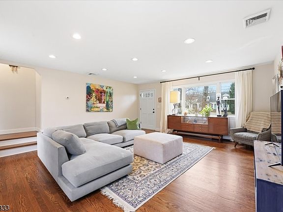 3rd image of 666 Park Rd