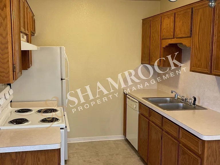 2320 Breezy Dr — Photo 4