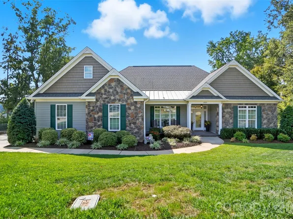 1021 Peninsula Dr, Belmont, NC 28012