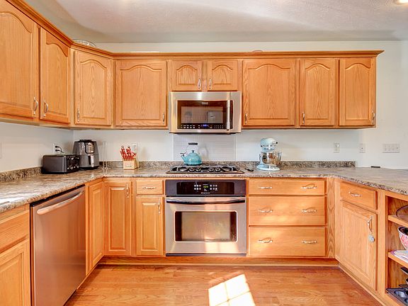 5th image of 628 Camelot Dr