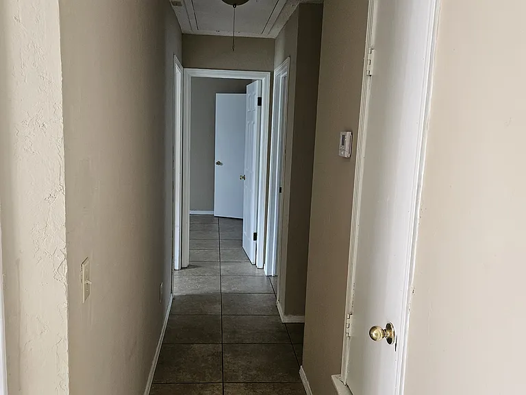 1617 SE 52nd St — Photo 3