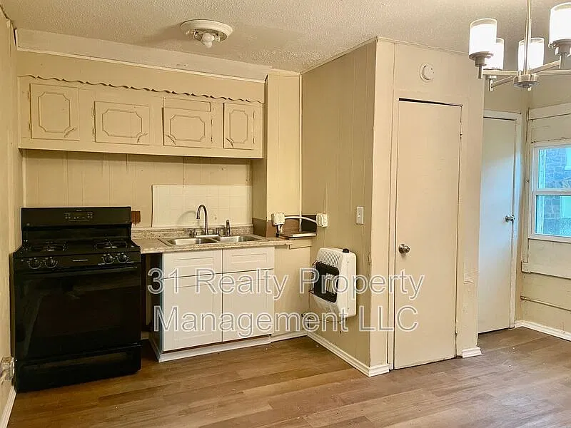 1 bed, 1.0 bath, 221 sqft, $595 — Photo 2