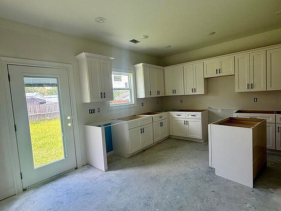 4th image of 332 Laurel Woods Dr