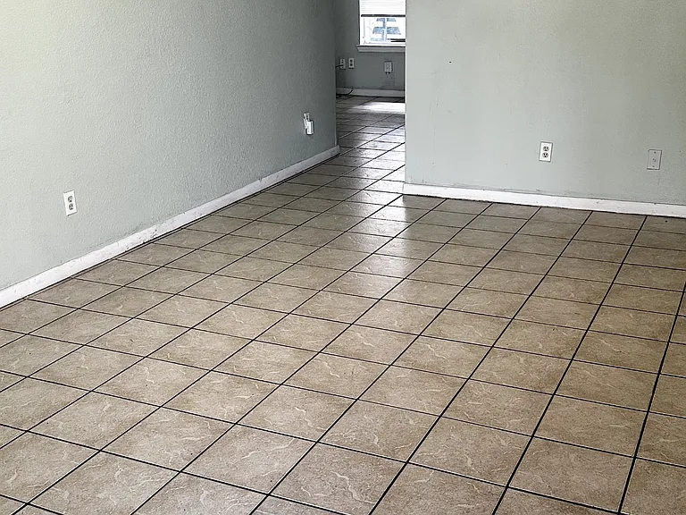 3605 Crestbrook Ct — Photo 3
