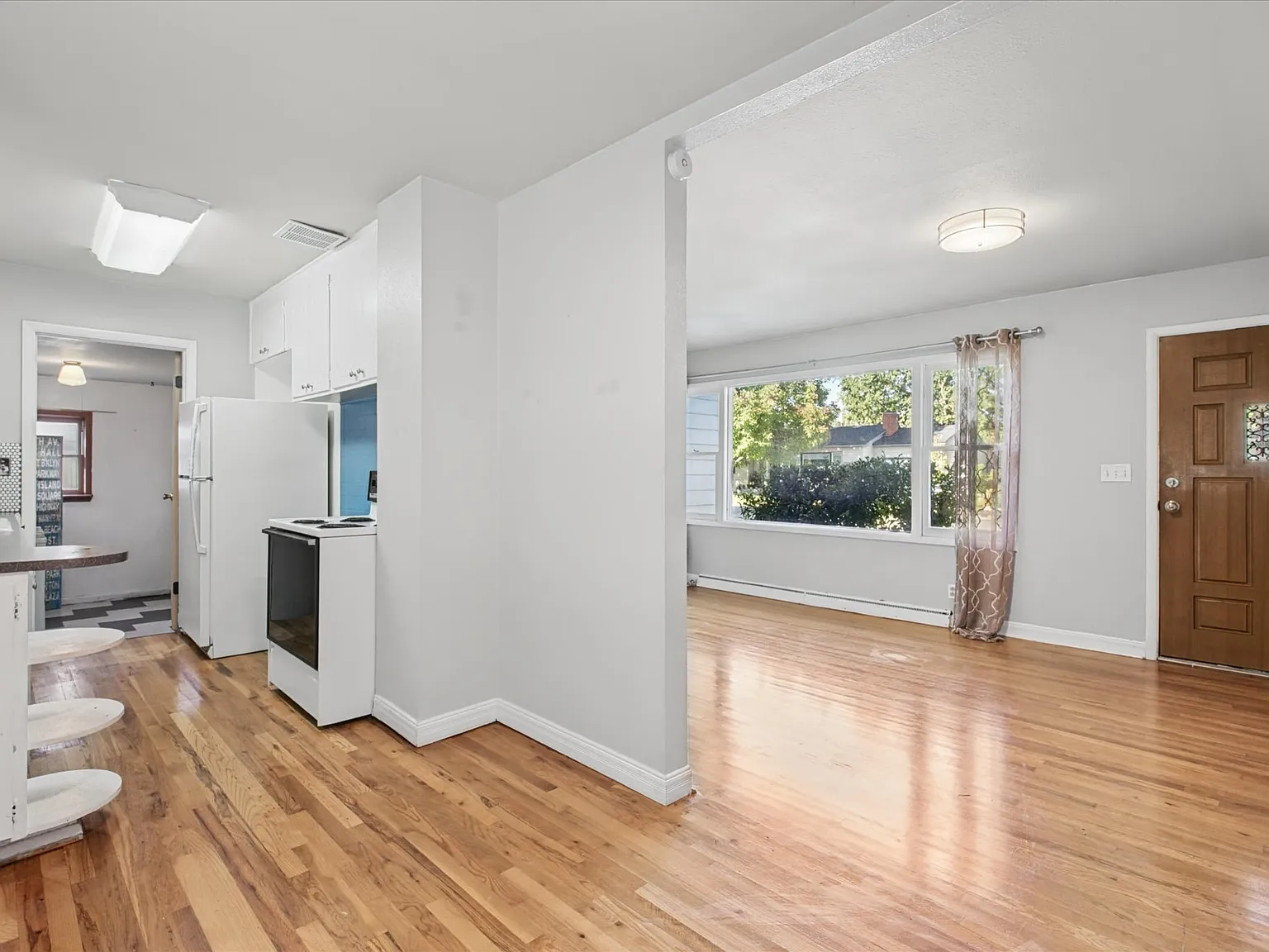 2 bed, 900 sqft, $2,300 — Photo 4