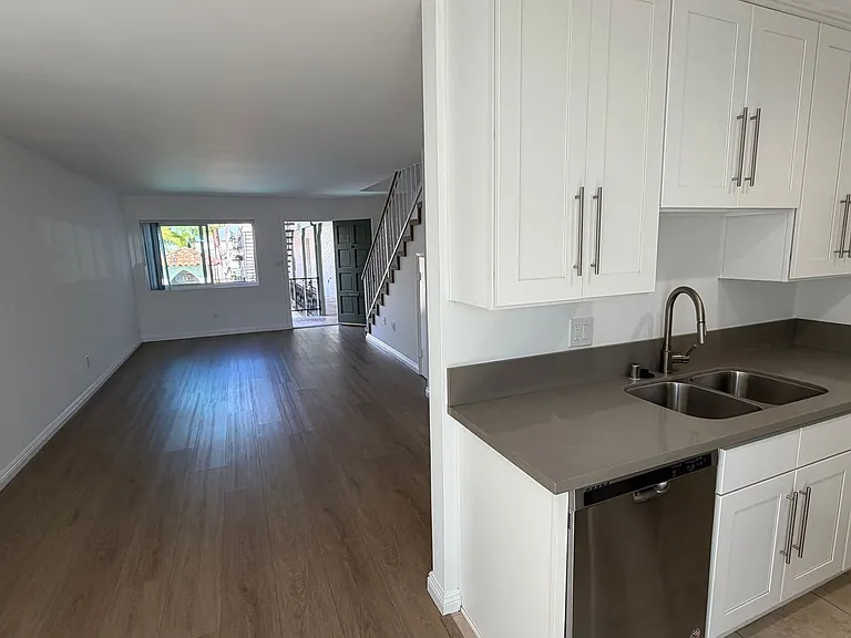 1900 Dufour Ave — Photo 21