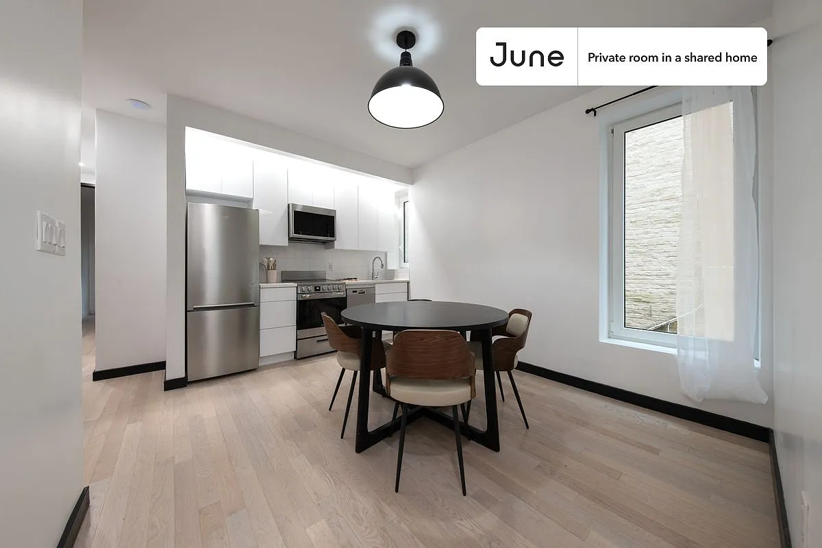 Queen bedroom in 4 bed/2 bath home in Ditmas Park #1898 C — Photo 2