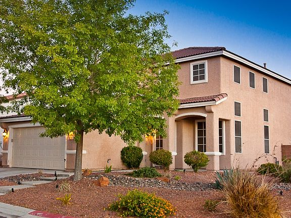 Corner Lot / Vaulted 18' Ceiling