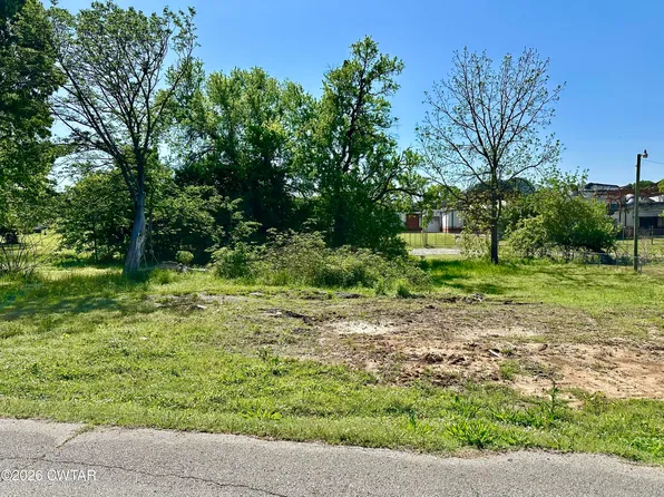 2124 Barrett Ln, Humboldt, TN 38343