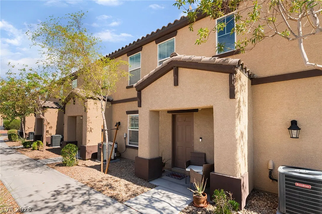 3 bed, 2.0 bath, 1298 sqft, $2,000 — Photo 3