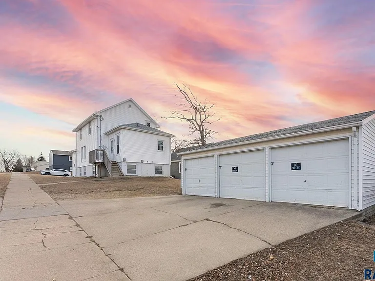 1409 E Nye St — Photo 1