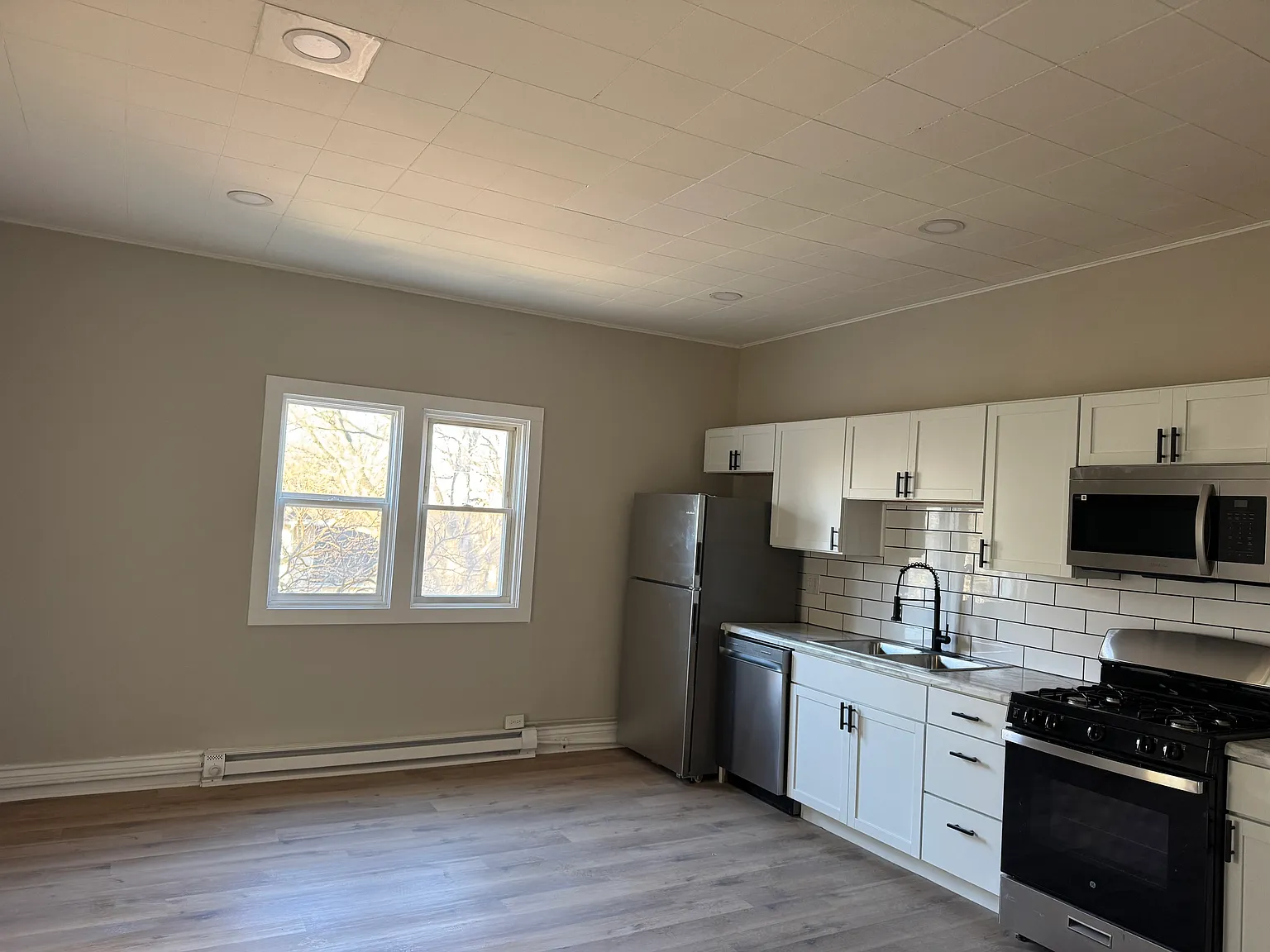 2 bed, 900 sqft, $1,200 — Photo 2