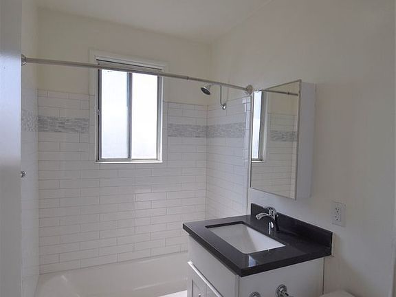 3rd image of 11410 Califa St #16947029