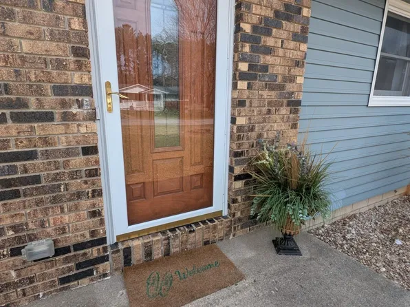 1145 N Carriage Hill Dr, Traverse City, MI 49686