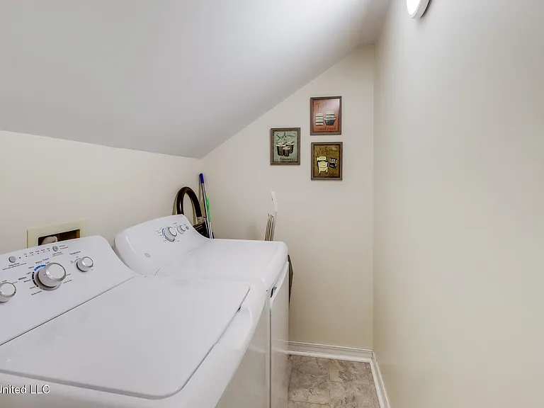 777 Watkins Ave — Photo 18