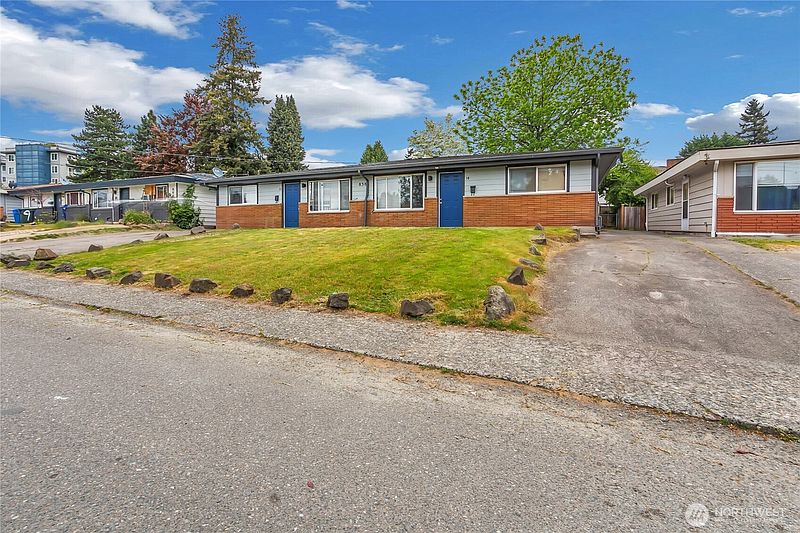 3rd image of 838 Harrington Avenue NE