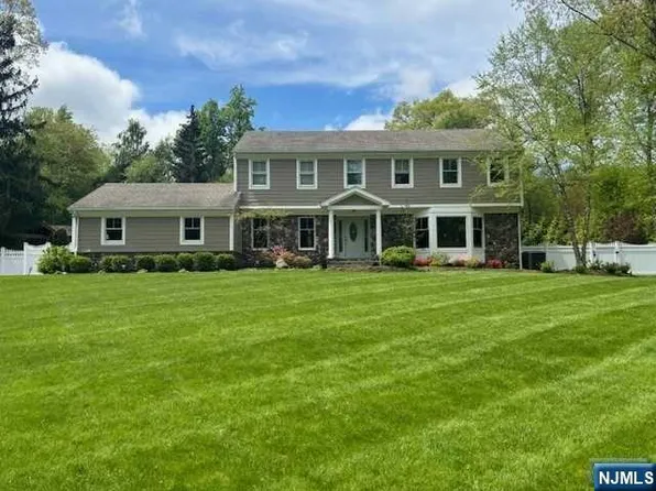 5 White Oak Ct, Montvale, NJ 07645