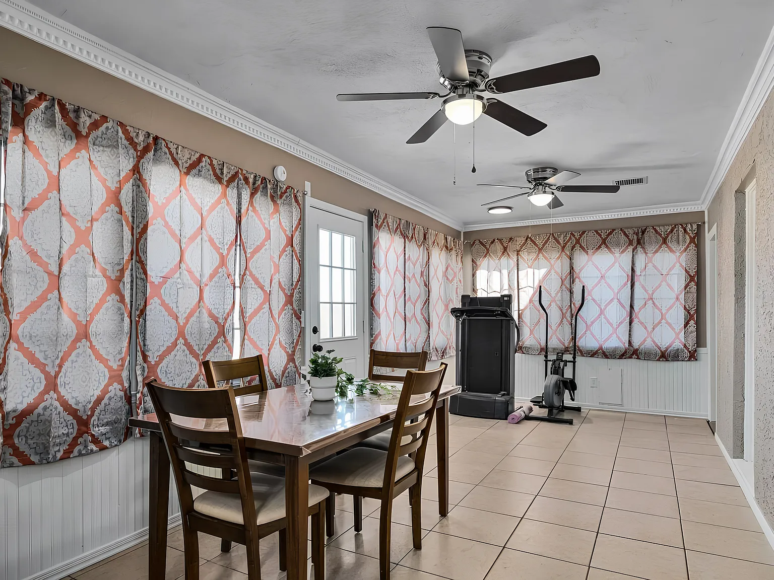 4 bed, 2.0 bath, 1700 sqft, $1,819 — Photo 3
