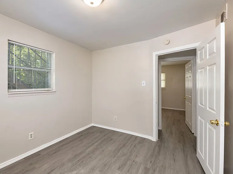 2408 Meyers St — Photo 9