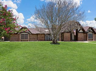 2300 Meandering Way, Arlington, TX 76011