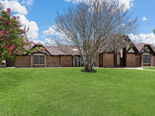 2300 Meandering Way, Arlington, TX 76011
