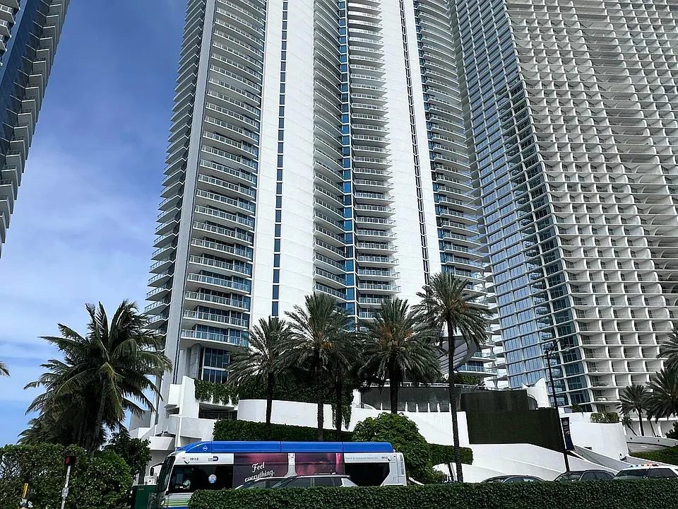 17001 Collins Ave #1806